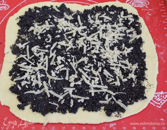 Тесто  разделить на 2 части. Каждую часть раскатать в прямоугольник размером примерно 35х30 см. Начинку равномерно распределить поверх обоих пластов из теста. Натереть марципан.