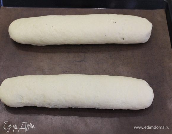 Свернуть тесто рулетом, швом вниз, уложить на застеленный бумагой для выпечки противень.
