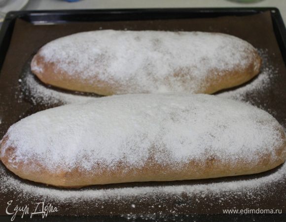 Готовые штоллены вынуть из духовки. Смазать сливочным маслом и обильно присыпать сахарной пудрой.