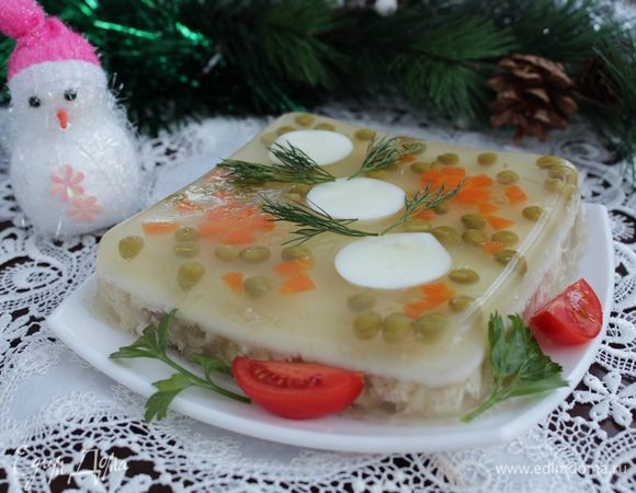 Перед самой подачей опустите аккуратно форму с заливным в горячую воду, буквально на 5 минут,перекладываем на блюдо.