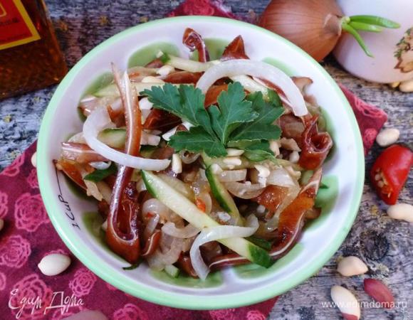 Сверху салат посыпаем обжаренным арахисом и добавим несколько кристалликов морской соли. 
Угощайтесь! 