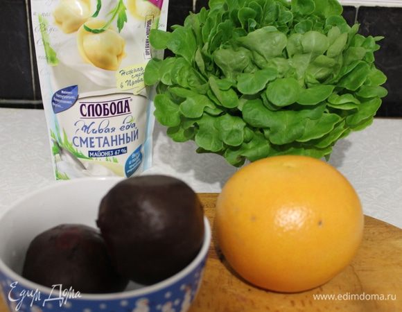 Заранее отварите свеклу и охладите.