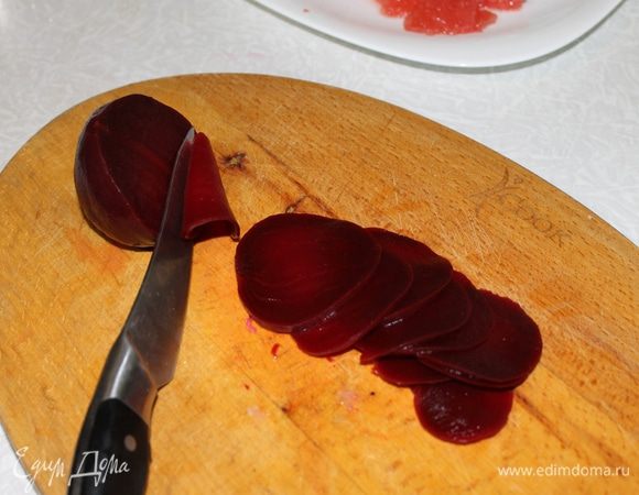  Свеклу нарежьте ломтиками.