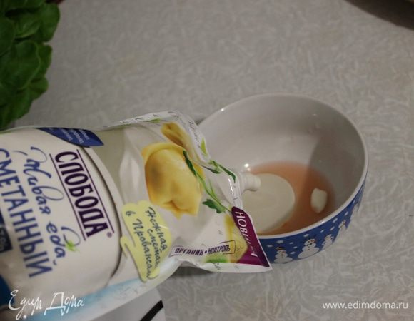  Из сока, оливкового масла и майонеза приготовьте заправку, добавьте  к соусу соль и перец по своему вкусу.