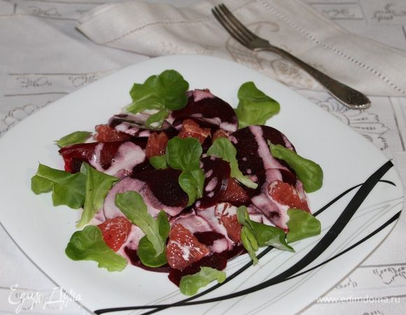 На тарелке разложите ломтики свеклы и дольки грейпфрута, разложите листики свежего шпината или любого зеленого салата, заправьте приготовленной заправкой из майонеза и все, салат готов.