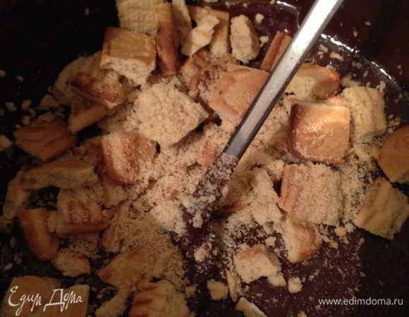 Растопить сливочное масло, кусочки шоколада и жидкий мед. Мед можно заменить на патоку. Печенье поломать или крупно порубить. Добавить его к шоколадной массе.