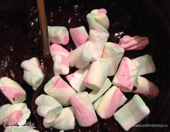 Добавить маршмеллоу и аккуратно перемешать.