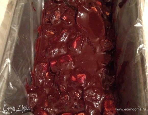 Форму для застывания выстелить пленкой, вылить всю массу и аккуратно разровнять. Накрыть пленкой и охладить в течение 2 часов и более.