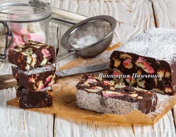 Вынуть из формы, нарезать на квадраты. При подаче посыпать сахарной пудрой.