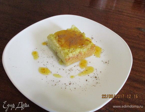 Тыкву чистим и режем на кусочки, кладем в кастрюлю, наливаем немного воды и молоко, ставим вариться.