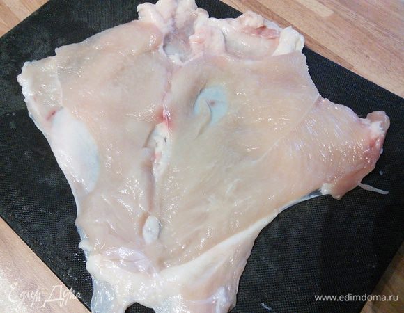 Срезать филе, оставив тонкий слой на шкурке. Разумеется, нужно стараться не повредить шкурку. 