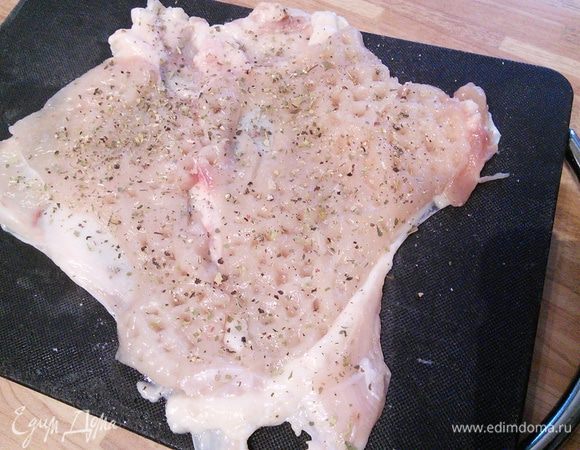 Посолить и поперчить, посыпать любимыми специями (у меня итальянские травы). 