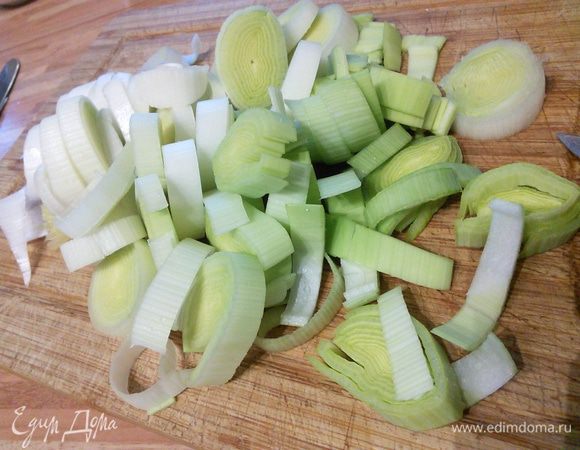 Лук порей тщательно промыть, нарезать. Пассеровать в течение нескольких минут на разогретом оливковом масле. 