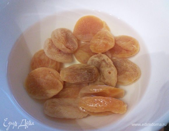 Курагу замочить в кипятке. Можно использовать и другие сухофрукты. 