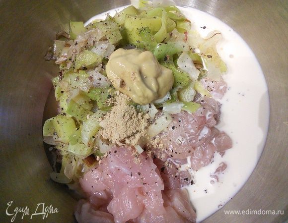 Готовим фарш муслин: филе мелко нарезать, сложить в миску. Добавить пассерованный лук, соль, перец, горчицу, молотый имбирь и влить сливки. Пюрировать погружным блендером в нежную, однородную массу. 