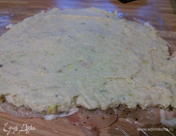 Выложить фарш муслин, разровнять. 