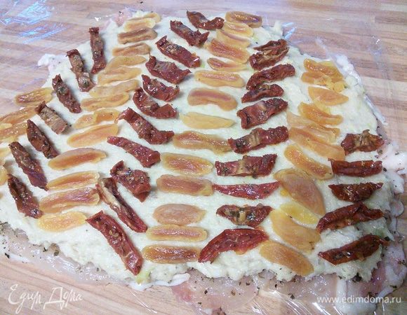 Выложить ломтики кураги и вяленых помидоров. 