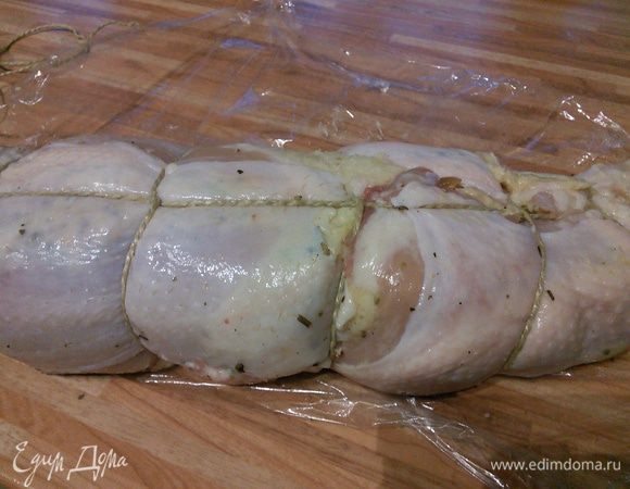 С помощью пленки свернуть рулет, связать пищевой нитью. 