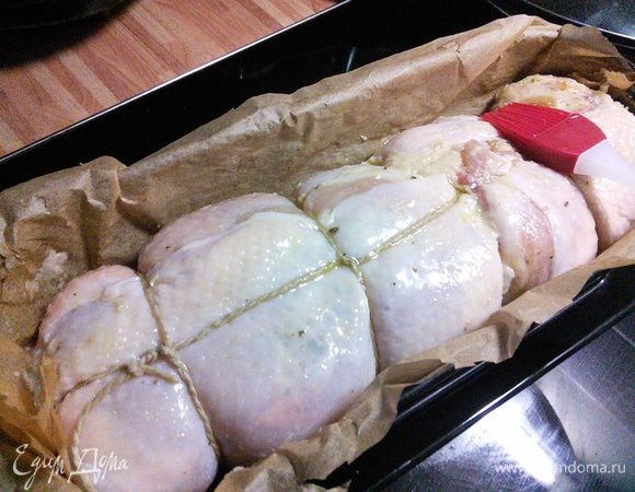 Выложить в форму для запекания, смазать оливковым маслом и запекать в заранее разогретой до 180°С духовке около 1 часа. 