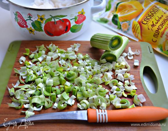 Небольшой кусочек лука-порея нарезать на тонкие кольца и еще на четыре части.