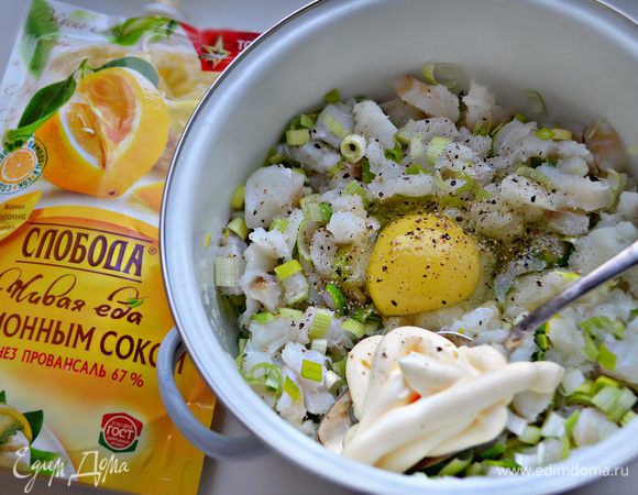 К полученному рыбному фаршу добавить лук-порей, яйцо, майонез, соль, перец, прованские травы. 