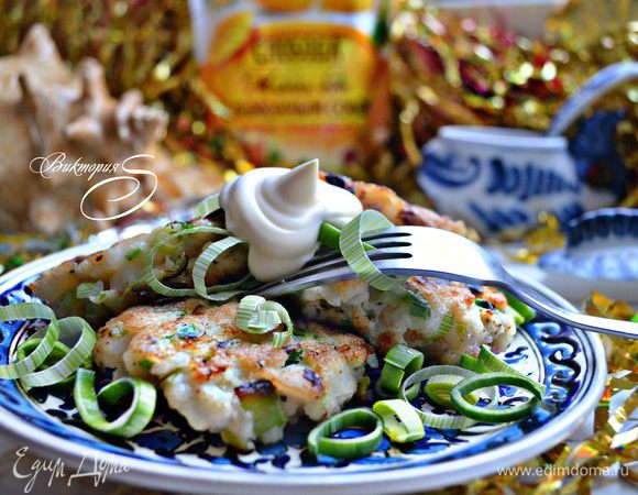 Хороши рыбные котлеты как в горячем, так и холодном виде. Подавайте их с майонезом и любым вашим любимым гарниром. 
Приятного аппетита!
