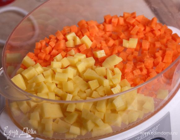 Морковь и картофель почистить. Я отвариваю уже нарезанные кубиками овощи в пароварке в течение 25 минут. Остудить.
