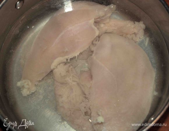 Куриное филе промыть холодной водой. Залить 2 литрами холодной воды и поставить на небольшой огонь. Довести до кипения, посолить по вкусу и варить 30 минут. 
Вынуть куриное филе (использовать по вашему усмотрению). Бульон процедить. И поставить на небольшой огонь.