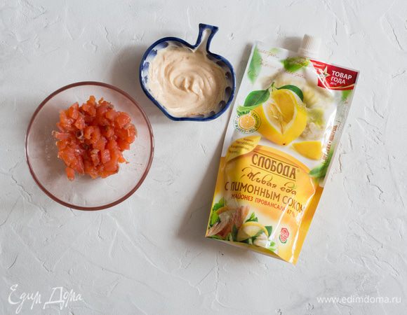 Семгу нарезать на мелкие кубики. Смешайте майонез, чили (добавляйте понемногу) и соус «Табоджан» (добавляйте аккуратно, чтоб не переборщить).