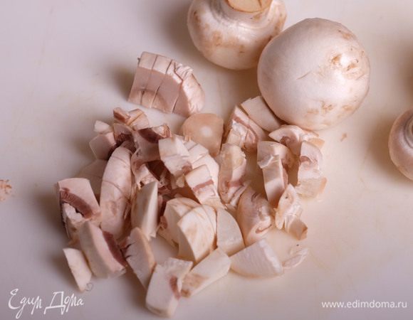 Шампиньоны помыть и нарезать кубиком.