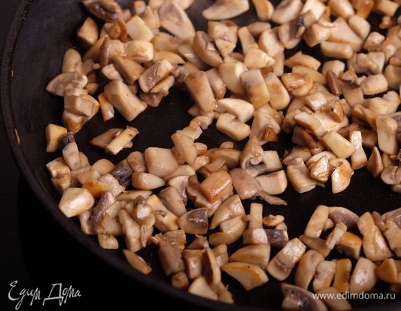 Обжарить на растительном масле до легкой золотистости.