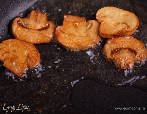 Пару грибов нарезать дольками и обжарить для украшения.