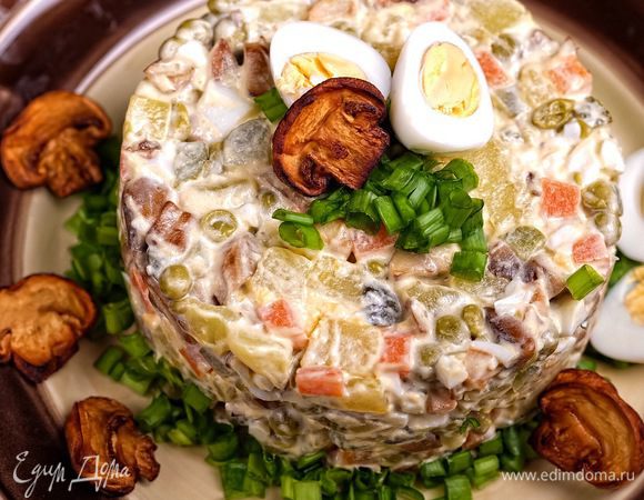Подавать порционно, украсив перепелиными яйцами, мелко нарубленным зеленым луком и ломтиками шампиньонов.