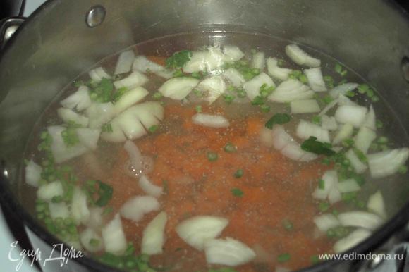 Добавить в бульон, довести бульон с овощами до кипения и варить 15 минут.