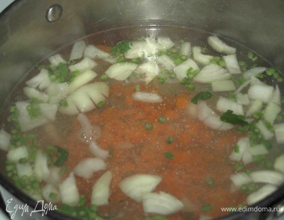  Добавить в бульон, довести бульон с овощами до кипения и варить 15 минут.
