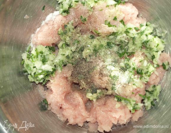 Из филе индейки, лука, зелени петрушки приготовить фарш. Добавить соль, перец по вкусу и хорошо перемешать. 
