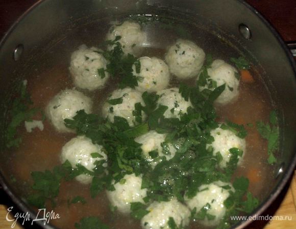 В кипящий бульон добавить фрикадельки. Когда фрикадельки всплывут, бульон можно снять с огня. Дать постоять минут 10 и добавить оставшуюся зелень. По желанию добавить свежемолотый черный  перец.