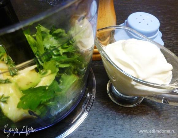 Моем зелень, авокадо, чистим чеснок. У тимьяна оборвем листики со стеблей. С половинки лайма счистим цедру и выдавим сок. В чашу блендера кладем кусочки авокадо, чеснока, крупно нарезанную зелень петрушки, листья тимьяна, цедру и сок лайма, сметану. 