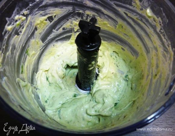 Пробьем до однородности. Посолим, поперчим и попробуем на вкус. Нравится? Тогда еще раз перемешаем, и готово! 
Если хотите соус пожиже, то добавьте пару ложек кипяченной воды.