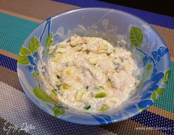 Приготовим заправку. Смешаем соленую икру сельди с майонезом ТМ «Слобода» и мелко нарубленным луком. С лимона счистим цедру и выдавим сок. Нам понадобится 2 столовых ложки. Цедру и сок добавим в заправку.