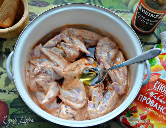 Затем добавить соевый соус и мед. Хорошо перемешать. Накрыть кастрюлю крышкой и поставить в холодильник минимум на полчаса (а лучше часа на 2).