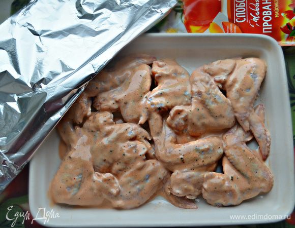 Форму для запекания смазать растительным маслом, выложить куриные крылья, полив оставшимся соусом. Накрыть фольгой и запекать в нагретой до 180°С духовке 20 мин., затем снять фольгу и, увеличив нагрев до 200°С, запекать еще 15 мин.