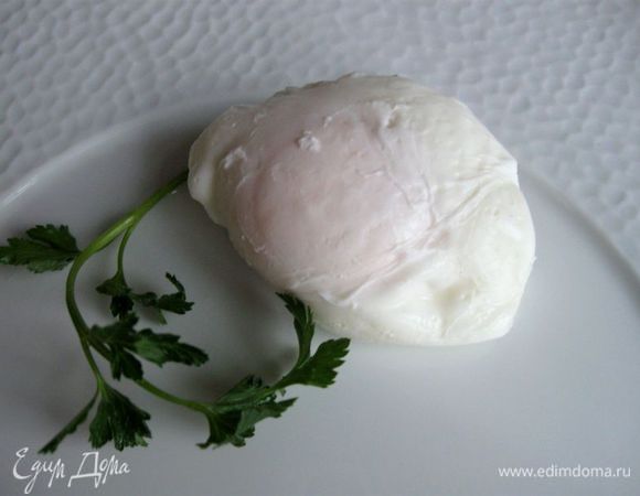 Приготовить яцо пашот. Яйцо хорошо охладить. В кастрюле вскипятить 1 литр воды. Убавить огонь. В воду, которая едва кипит, влить уксус. Разбить в стакан (чашку) яйцо и, сделав в воде ложкой воронку, выпустить яйцо в воду. Если у вас яйцо не одно, а несколько, то надо выпускать в воду по 1 яйцу. Оставить в воде на 3 минуты, на очень слабом огне, почти без кипения, накрыть крышкой.  Вынуть и поместить в холодную подсоленную воду и тут же слить ее. 