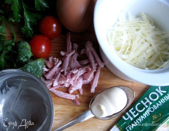 Приготовить яйцо кокот. Кокотницу смазать сливочным маслом, нарезать ветчину, натереть на крупной терке сыр.