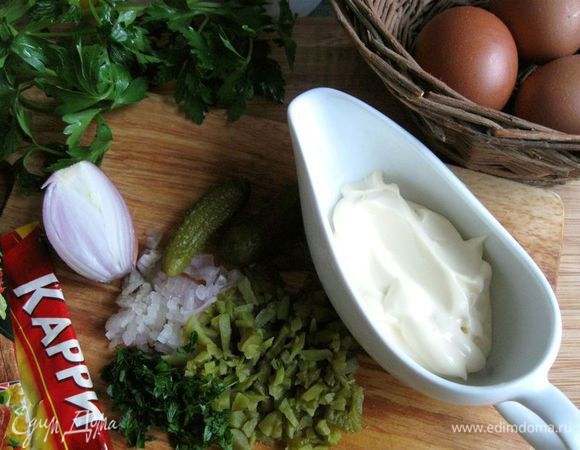 Приготовить соус. Лук, корнишоны и петрушку мелко порубить. 
 