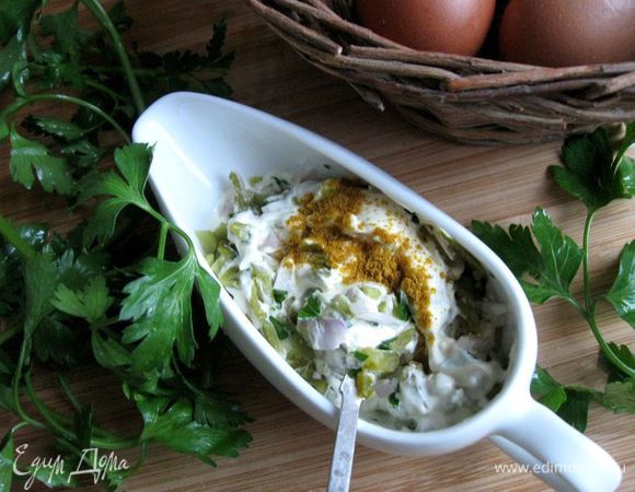 Смешать с майонезом ТМ «Слобода» Постный, добавив карри и соль.  