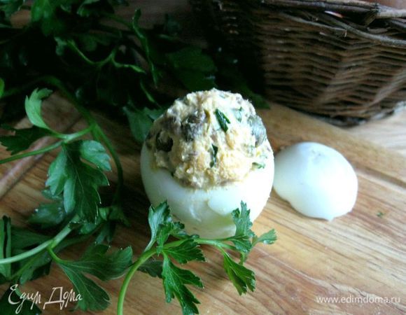 Наполнить этой начинкой яйцо, накрыть верхней частью белка.