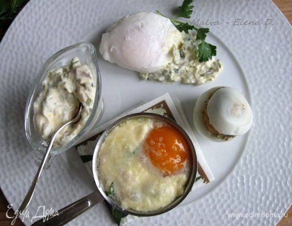 Соединить все на одной тарелке. Поставить соус в соуснике на тарелку.