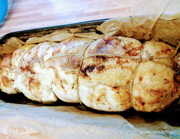 Слить жидкость, рулет полностью остудить. Кстати, если рецепт пригодится в качестве основного блюда, то дальнейшие действия можно упустить и съесть рулет в горячем виде. 