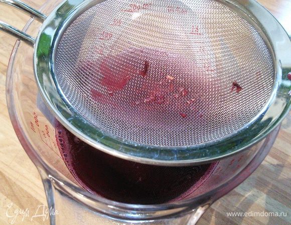 Из граната выжать сок. Один крупный гранат дал 300 мл сока. Для того, чтобы выжать из граната сок, нужно легко нажимая на плод покатать его по столу, затем сделать небольшое отверстие и через него добыть сок. Сейчас сезон граната, поэтому плоды спелые и сладкие. Но если вам попался кислый экземпляр, то потребуется больше сахара. Я обошлась вообще без него, зато добавила острый чили-соус (люблю остринку в сладких соусах). Итак: замочить желатин (в порошке это приблизительно 6,8 граммов) в небольшом количестве холодной воды на 10 мин. Разбухший желатин отжать и растворить в теплом гранатовом соке. 